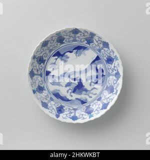 Art inspiré de la soucoupe avec scène de chasse, parures de lotus et symboles de fantaisie, soucoupe de porcelaine avec paroi ronde, striée et rebord festonné, peint en bleu sous-glaçure. Sur l'assiette une scène de chasse avec deux cavaliers armés dans un paysage, la chasse d'un lièvre; le bord avec un, classique œuvres modernisées par Artotop avec un peu de modernité. Formes, couleur et valeur, impact visuel accrocheur sur l'art émotions par la liberté d'œuvres d'art d'une manière contemporaine. Un message intemporel qui cherche une nouvelle direction créative. Artistes qui se tournent vers le support numérique et créent le NFT Artotop Banque D'Images