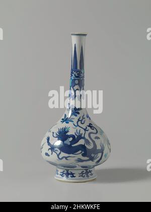 Art inspiré par vase, vase bouteille avec deux monstres de lions au-dessus des vagues parmi les flammes et les nuages, vase bouteille de porcelaine avec corps imprimé en forme de poire, haut, pied étalant et long, col étroit. Peint en bleu sous-brillant. Sur le ventre deux fois un monstre ou éventuellement un lion héraldique au-dessus, les œuvres classiques modernisées par Artotop avec une touche de modernité. Formes, couleur et valeur, impact visuel accrocheur sur l'art émotions par la liberté d'œuvres d'art d'une manière contemporaine. Un message intemporel qui cherche une nouvelle direction créative. Artistes qui se tournent vers le support numérique et créent le NFT Artotop Banque D'Images