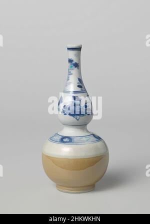 L'art s'inspire d'un vase en forme de bouteille avec des sprays de couleur marron clair et de fleurs, d'un vase en porcelaine en forme de bouteille avec un corps rond et un col en forme de balster, peint en bleu sous-brillant et en glaçage de café-au-lait. Le corps est partiellement couvert d'un café-au-lait marron clair au-dessus duquel est un groupe, les œuvres classiques modernisées par Artotop avec un peu de modernité. Formes, couleur et valeur, impact visuel accrocheur sur l'art émotions par la liberté d'œuvres d'art d'une manière contemporaine. Un message intemporel qui cherche une nouvelle direction créative. Artistes qui se tournent vers le support numérique et créent le NFT Artotop Banque D'Images