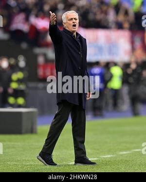 Rome, Italie.5th févr. 2022.L'entraîneur-chef de Roma, José Mourinho, se fait des gestes lors d'un match de football entre Roma et Gênes à Rome, en Italie, le 5 février 2022.Credit: Augusto Casasoli/Xinhua/Alamy Live News Banque D'Images