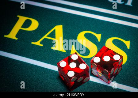 Les dés professionnels de style casino sont placés sur la partie passe d'une table de craps. Banque D'Images