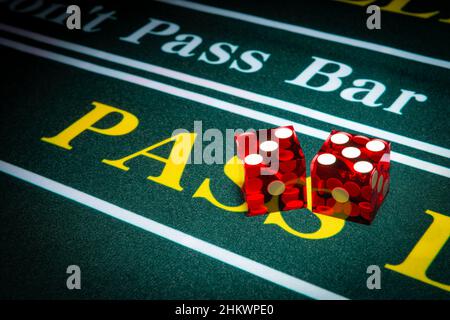 Les dés professionnels de style casino sont placés sur la partie passe d'une table de craps. Banque D'Images