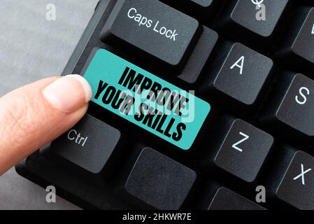 Affichage conceptuel améliorer vos compétences. Aperçu de l'entreprise Apprenez la pratique et améliorez votre carrière et votre vie pour atteindre vos objectifs en tapant un nouvel e-mail Banque D'Images