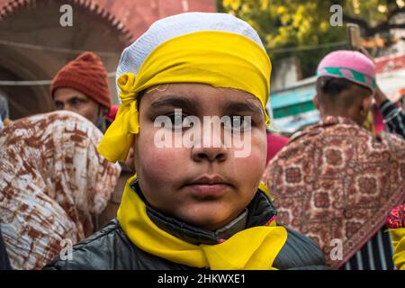 New Delhi, Delhi, Inde.5th févr. 2022.Enfants lors de la célébration du Basant Panchami à Hazrat Nizamuddin Dargah à Delhi, Inde. Le festival a été célébré le 05 février cette année.(Credit image: © Mohsin Javed/Pacific Press via ZUMA Press Wire) Banque D'Images