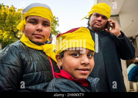 New Delhi, Delhi, Inde.5th févr. 2022.Enfants lors de la célébration du Basant Panchami à Hazrat Nizamuddin Dargah à Delhi, Inde. Le festival a été célébré le 05 février cette année.(Credit image: © Mohsin Javed/Pacific Press via ZUMA Press Wire) Banque D'Images