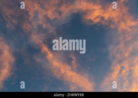 5 février 2022: Le croissant de lune pendant le spectaculaire coucher de soleil orange et rose à San Diego, Californie, le samedi 5th février 2022 (Credit image: © Rishi Deka/ZUMA Press Wire) Banque D'Images