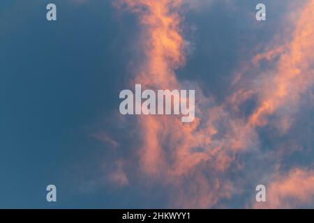 5 février 2022: Le croissant de lune pendant le spectaculaire coucher de soleil orange et rose à San Diego, Californie, le samedi 5th février 2022 (Credit image: © Rishi Deka/ZUMA Press Wire) Banque D'Images