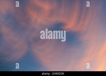 5 février 2022: Le croissant de lune pendant le spectaculaire coucher de soleil orange et rose à San Diego, Californie, le samedi 5th février 2022 (Credit image: © Rishi Deka/ZUMA Press Wire) Banque D'Images