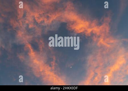 5 février 2022: Le croissant de lune pendant le spectaculaire coucher de soleil orange et rose à San Diego, Californie, le samedi 5th février 2022 (Credit image: © Rishi Deka/ZUMA Press Wire) Banque D'Images