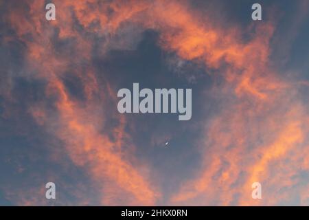 5 février 2022: Le croissant de lune pendant le spectaculaire coucher de soleil orange et rose à San Diego, Californie, le samedi 5th février 2022 (Credit image: © Rishi Deka/ZUMA Press Wire) Banque D'Images