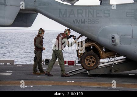 MER DES PHILIPPINES (fév4, 2022) le sergent Gunnery.Chad Tompkins Jr., à droite, de Surf City, N.C., affecté à l'unité expéditionnaire maritime (MEU) de 31st, charge un véhicule utilitaire sur le pont de vol du navire d'assaut amphibie déployé par l'avant USS America (LHA 6) lors de l'exercice conjoint Noble Fusion.Noble Fusion démontre que les forces expéditionnaires navales déployées à l'avance par la Marine et le corps des Marines peuvent rapidement regrouper en mer les équipes de l'unité expéditionnaire maritime/du groupe de préparation amphibie, ainsi qu'un groupe de grève des transporteurs, ainsi que d'autres éléments et alliés de la force conjointe, afin de diriger leth Banque D'Images