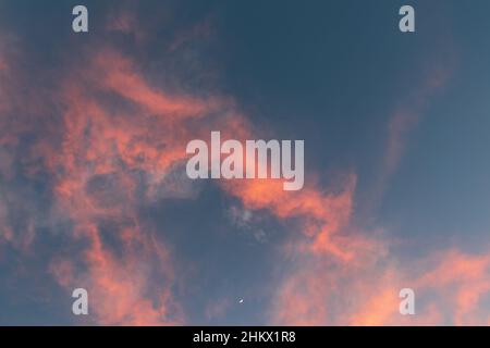 5 février 2022: Le croissant de lune pendant le spectaculaire coucher de soleil orange et rose à San Diego, Californie, le samedi 5th février 2022 (Credit image: © Rishi Deka/ZUMA Press Wire) Banque D'Images