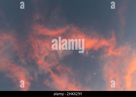 5 février 2022: Le croissant de lune pendant le spectaculaire coucher de soleil orange et rose à San Diego, Californie, le samedi 5th février 2022 (Credit image: © Rishi Deka/ZUMA Press Wire) Banque D'Images