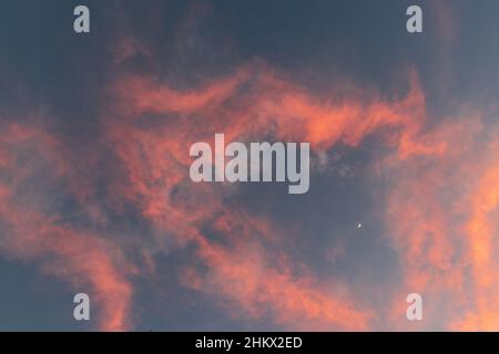 5 février 2022: Le croissant de lune pendant le spectaculaire coucher de soleil orange et rose à San Diego, Californie, le samedi 5th février 2022 (Credit image: © Rishi Deka/ZUMA Press Wire) Banque D'Images