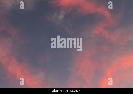 5 février 2022: Le croissant de lune pendant le spectaculaire coucher de soleil orange et rose à San Diego, Californie, le samedi 5th février 2022 (Credit image: © Rishi Deka/ZUMA Press Wire) Banque D'Images