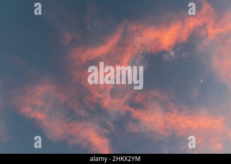 5 février 2022: Le croissant de lune pendant le spectaculaire coucher de soleil orange et rose à San Diego, Californie, le samedi 5th février 2022 (Credit image: © Rishi Deka/ZUMA Press Wire) Banque D'Images