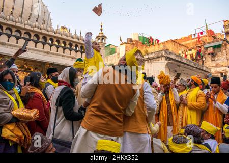 New Delhi, Delhi, Inde.5th févr. 2022.Les enfants participent à la célébration du Basant Panchami à Hazrat Nizamuddin Dargah à Delhi, en Inde. Le festival a été célébré le 05 février de cette année.(Credit image: © Mohsin Javed/Pacific Press via ZUMA Press Wire) Banque D'Images