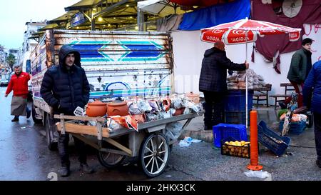 Izmir, Izmir, Turquie.3rd févr. 2022.L'Institut turc de statistique a annoncé que le taux officiel d'inflation des consommateurs est de 48,69 pour cent.Entre-temps, selon les calculs du Groupe de recherche sur l'inflation, qui est composé d'économistes indépendants, a annoncé le taux annuel d'inflation à la consommation de 114,87 pour cent.(Credit image: © Dil Toffolo/Pacific Press via ZUMA Press Wire) Banque D'Images