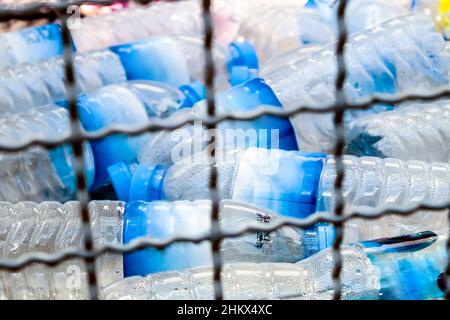 Image des bouteilles et récipients en plastique préparés pour le recyclage Banque D'Images