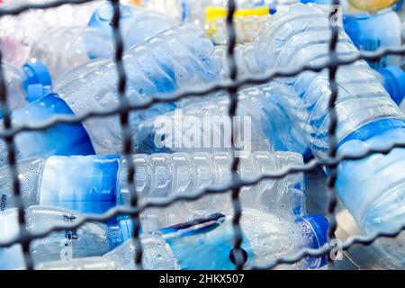 Image des bouteilles et récipients en plastique préparés pour le recyclage Banque D'Images