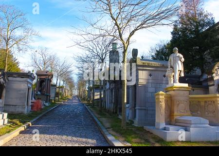 Paris, France - 01 janvier 2022 : tombes et cryptes dans le cimetière du Père Lachaise, ce cimetière est le dernier lieu de repos pour de nombreuses personnes célèbres. Banque D'Images