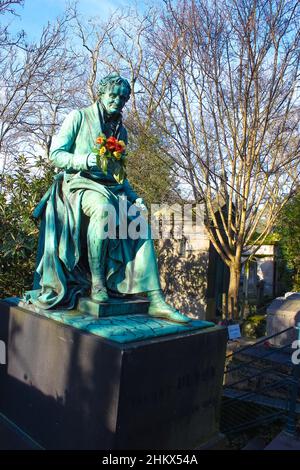 Paris, France - 01 janvier 2022 : tombes et cryptes dans le cimetière du Père Lachaise, ce cimetière est le dernier lieu de repos pour de nombreuses personnes célèbres. Banque D'Images