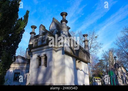 Paris, France - 01 janvier 2022 : tombes et cryptes dans le cimetière du Père Lachaise, ce cimetière est le dernier lieu de repos pour de nombreuses personnes célèbres. Banque D'Images