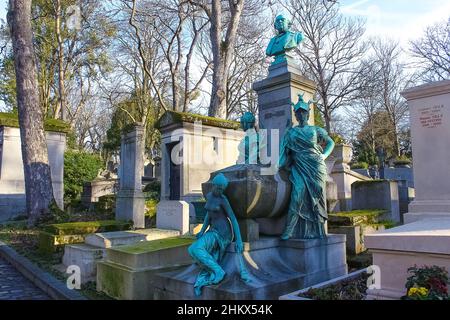 Paris, France - 01 janvier 2022 : tombes et cryptes dans le cimetière du Père Lachaise, ce cimetière est le dernier lieu de repos pour de nombreuses personnes célèbres. Banque D'Images