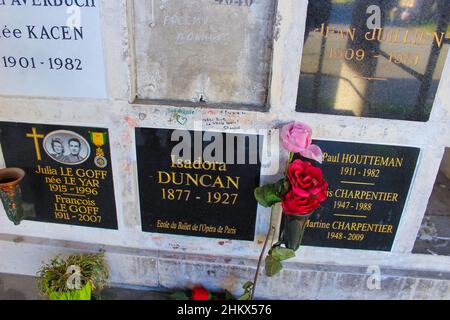 Paris, France - 01 janvier 2022 : au cimetière de Pere Lachaise, le plus grand cimetière de Paris, se trouve le lieu de sépulture de la célèbre danseuse Isadora Duncan Banque D'Images