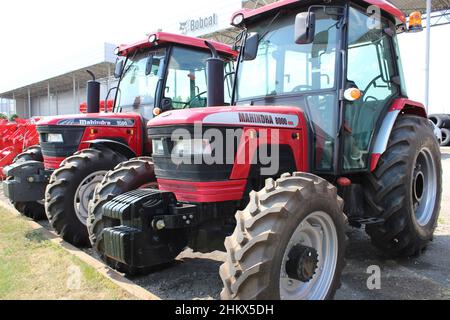 Kiev, Ukraine - 16 juin 2020 : machines agricoles lourdes Mahindra garées dans la rue à Kiev, Ukraine le 16 juin 2020 Banque D'Images