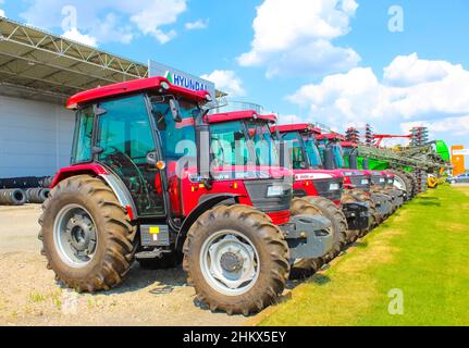 Kiev, Ukraine - 16 juin 2020 : machines agricoles lourdes Mahindra garées dans la rue à Kiev, Ukraine le 16 juin 2020 Banque D'Images