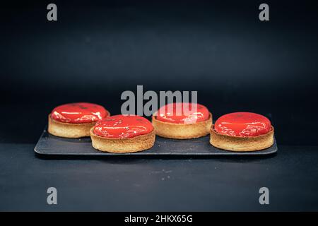 Gros plan de tartes rouges sur fond noir. Banque D'Images