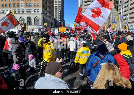 5 février 2022.Toronto, Canada.Manifestation du convoi de la liberté de Toronto. Banque D'Images