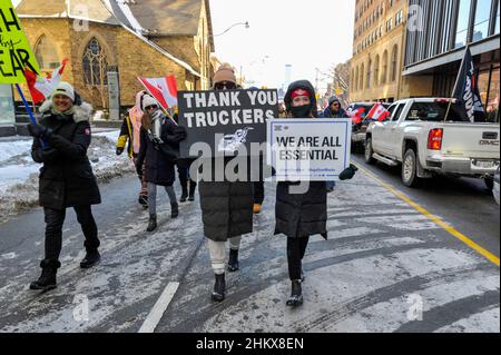 5 février 2022.Toronto, Canada.Des manifestants portant des panneaux à l'appui de la manifestation du convoi de la liberté de Toronto. Banque D'Images