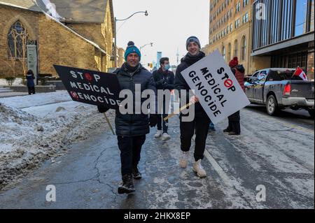 5 février 2022.Toronto, Canada.Des manifestants portant des panneaux à l'appui de la manifestation du convoi de la liberté de Toronto. Banque D'Images