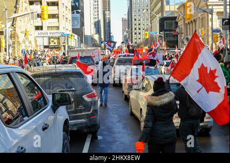 5 février 2022.Toronto, Canada.Une intersection s'il est bloqué en raison de la manifestation du convoi de la liberté de Toronto. Banque D'Images