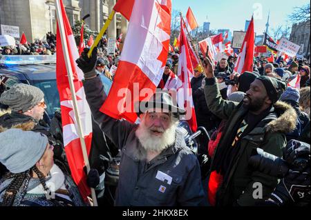 5 février 2022.Toronto, Canada.Des manifestants au convoi Freedom de tje Toronto protestent. Banque D'Images