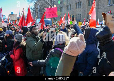 5 février 2022.Toronto, Canada.Des manifestants au convoi Freedom de tje Toronto protestent. Banque D'Images