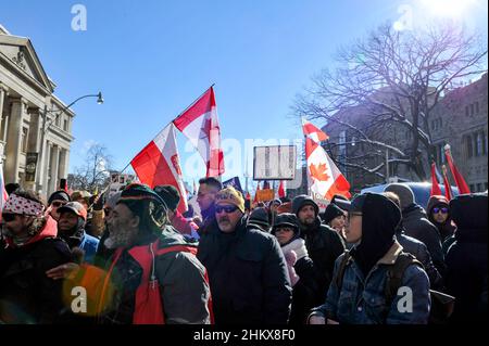 5 février 2022.Toronto, Canada.Des manifestants au convoi Freedom de tje Toronto protestent. Banque D'Images