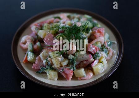 Salade maison avec crevettes et légumes frais sautés avec yaourt décoré de fenouil sur l'assiette Banque D'Images