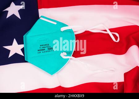 Masque de sécurité BYD Care N95 avec sangle de tête pour un ajustement serré.Isolé sur le drapeau des États-Unis d'Amérique - Californie, États-Unis - 2022 Banque D'Images
