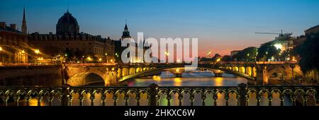 PARIS, FRANCE - 02 AOÛT 2018 : vue panoramique le long de la Rive Seine de nuit de Pont d'Arcole vers Pont notre-Dame et les tribunaux Banque D'Images