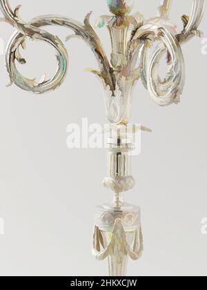 Art inspiré de Candelabrum, Candelabrum d'argent, sur pied rond et décoré de perles et de palmiers. Les trois bras sont en boucle. La tige est couronnée par un cône de pin., argenterie : Cornelis Knuysting, Rotterdam, 1789 - 1791, argent (métal), Hauteur 48,0 cm × diamètre 29,5 cm, diamètre, oeuvres classiques modernisées par Artotop avec une touche de modernité. Formes, couleur et valeur, impact visuel accrocheur sur l'art émotions par la liberté d'œuvres d'art d'une manière contemporaine. Un message intemporel qui cherche une nouvelle direction créative. Artistes qui se tournent vers le support numérique et créent le NFT Artotop Banque D'Images