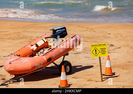 Sydney, surf sauvetage canot pneumatique sur la plage dans la zone d'accès aux bateaux de sauvetage marquée de cônes, Avalon Beach, Australie Banque D'Images