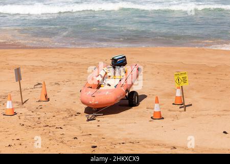 Sydney, surf sauvetage canot pneumatique sur la plage dans la zone d'accès aux bateaux de sauvetage marquée de cônes, Avalon Beach, Australie Banque D'Images