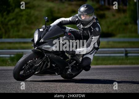 11-05-2021 Riga, Lettonie motocycliste à vélo de sport sur route d'asphalte vide. Moto de sport.Course MotoGP.Supermotos.Courses de motos.Moteur Banque D'Images