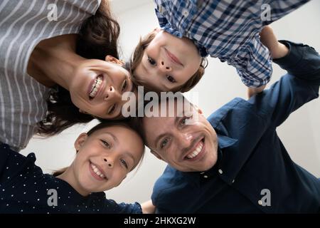 Gros plan portrait en petit angle bonne famille avec enfants Banque D'Images