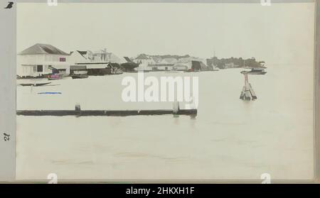 Art inspiré par Waterkant Paramaribo, vue sur les maisons et les jetées sur le Waterkant de Paramaribo. Partie de l'album photo souvenir de Voyage (partie 2), sur la vie de la famille Doijer dans et autour de la plantation Ma Retraite au Suriname dans les années 1906-1913., Hendrik Doijer (, oeuvres classiques modernisées par Artotop avec un peu de modernité. Formes, couleur et valeur, impact visuel accrocheur sur l'art émotions par la liberté d'œuvres d'art d'une manière contemporaine. Un message intemporel qui cherche une nouvelle direction créative. Artistes qui se tournent vers le support numérique et créent le NFT Artotop Banque D'Images