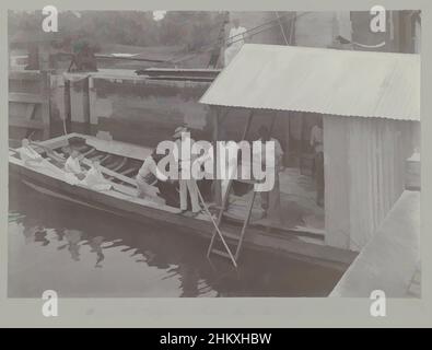 Art inspiré par Overseer Nijssen plongée, Un bateau de travail dans l'eau pendant les travaux à l'écluse de Havelaar près de Beekhuizen. Dans le bateau sont trois enfants européens qui regardent Overseer Nijssen travailler sous l'eau. Partie de l'album photo souvenir de Voyage (partie 3), sur la vie de la, oeuvres classiques modernisées par Artotop avec un peu de modernité. Formes, couleur et valeur, impact visuel accrocheur sur l'art émotions par la liberté d'œuvres d'art d'une manière contemporaine. Un message intemporel qui cherche une nouvelle direction créative. Artistes qui se tournent vers le support numérique et créent le NFT Artotop Banque D'Images