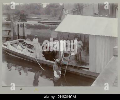 Art inspiré par Overseer Nijssen fait de la plongée à Havelaarsluis, Overseer Nijssen descend dans un costume de plongée d'un bateau de travail dans l'eau pendant les travaux sur le Havelaarsluis à Beekhuizen. Dans le bateau sont trois enfants européens. Partie de l'album photo souvenir de Voyage (partie 3), à propos, oeuvres classiques modernisées par Artotop avec un peu de modernité. Formes, couleur et valeur, impact visuel accrocheur sur l'art émotions par la liberté d'œuvres d'art d'une manière contemporaine. Un message intemporel qui cherche une nouvelle direction créative. Artistes qui se tournent vers le support numérique et créent le NFT Artotop Banque D'Images